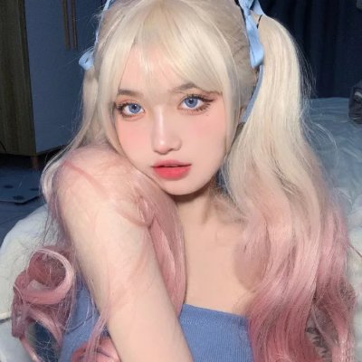 她比春色更怡人